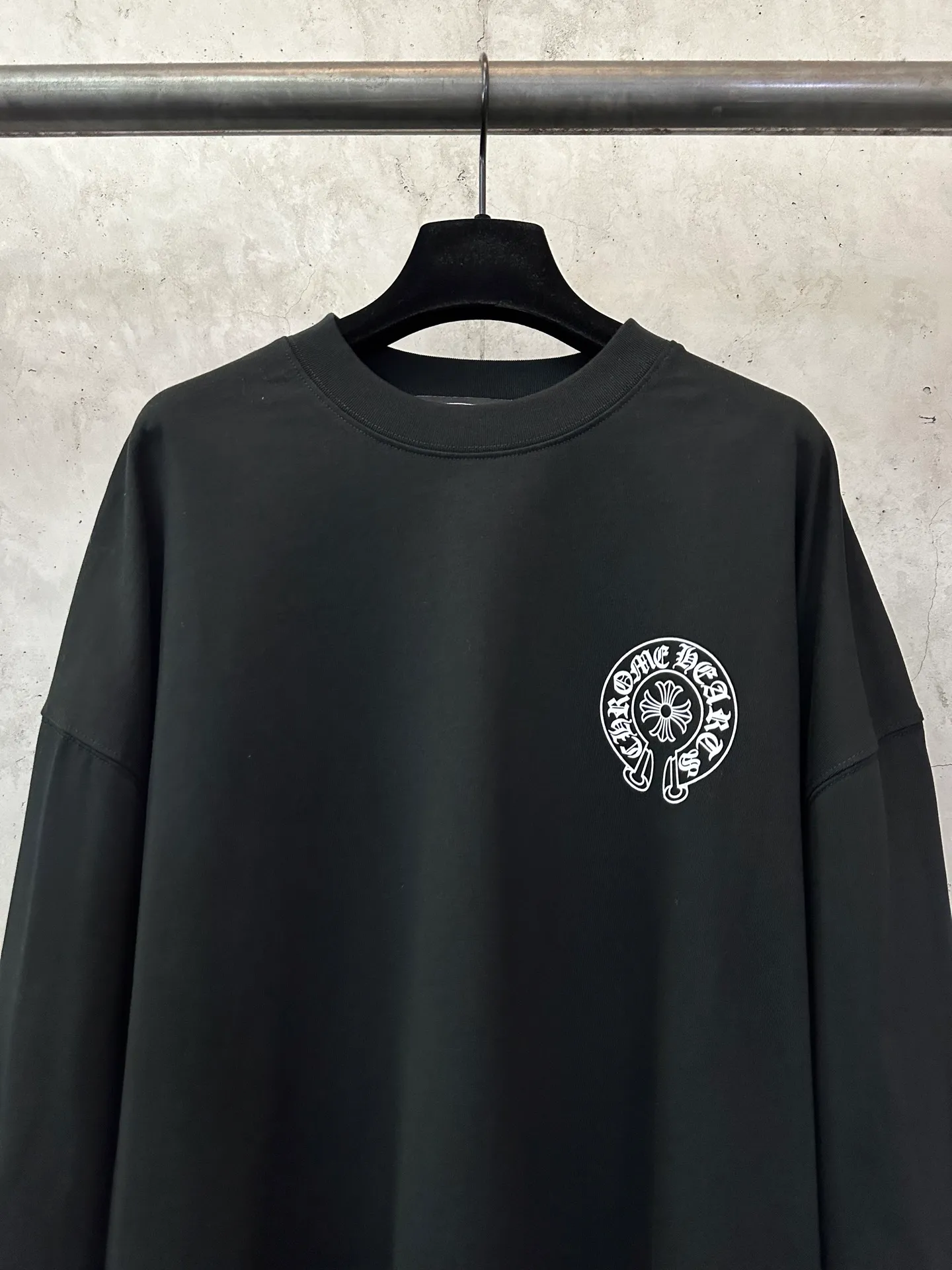 P320 Chrome Hearts 25ss Horseshoe Sanskrit flag printed round neck long-sleeved T-shirt. Fabric is high-definition, super heavyweight cotton, double yarn compact Xinjiang cotton. Weight: 320 grams. Clean cloth. Clear texture. Tight feel. Stiff. High color fastness. No deformation. No discoloration. Customized hardware. Thread. Accessories. Alignment. Same style for men and women. -Color: Black White -Size: XS S M L XL